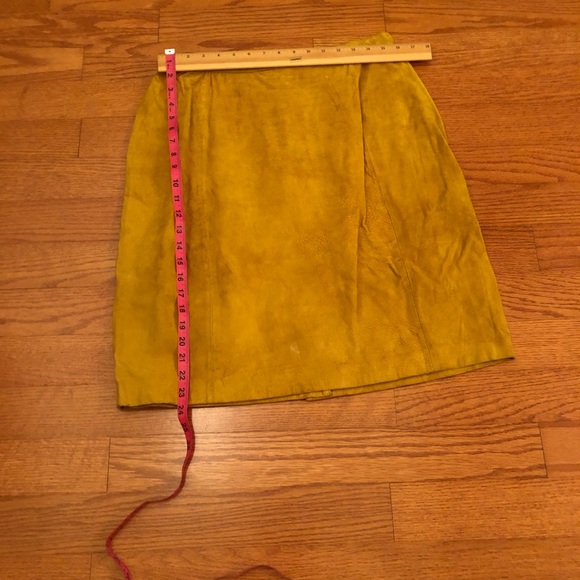 Host Pick 🛍VTG 90s Mustard Yellow Suede Skirt. - Picture 4 of 5